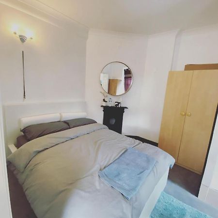 Complete 1 Bedroom Apartment With Wi-Fi, Kitchen, Tv In Heart Of Chiswick, London Eksteriør billede
