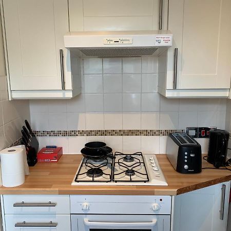 Complete 1 Bedroom Apartment With Wi-Fi, Kitchen, Tv In Heart Of Chiswick, London Eksteriør billede
