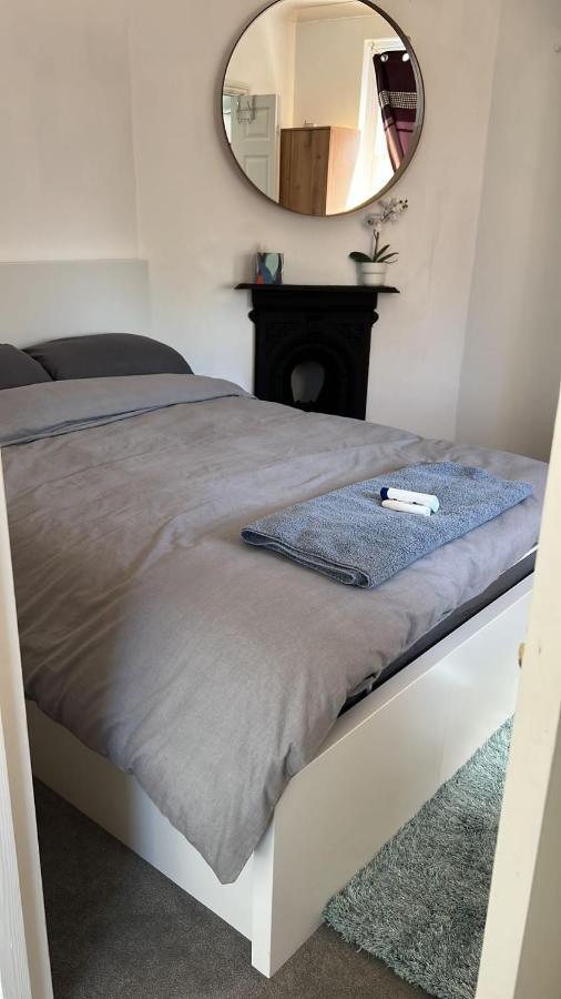Complete 1 Bedroom Apartment With Wi-Fi, Kitchen, Tv In Heart Of Chiswick, London Eksteriør billede