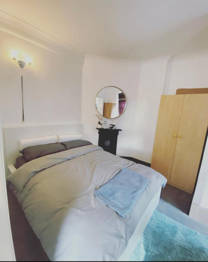 Complete 1 Bedroom Apartment With Wi-Fi, Kitchen, Tv In Heart Of Chiswick, London Eksteriør billede