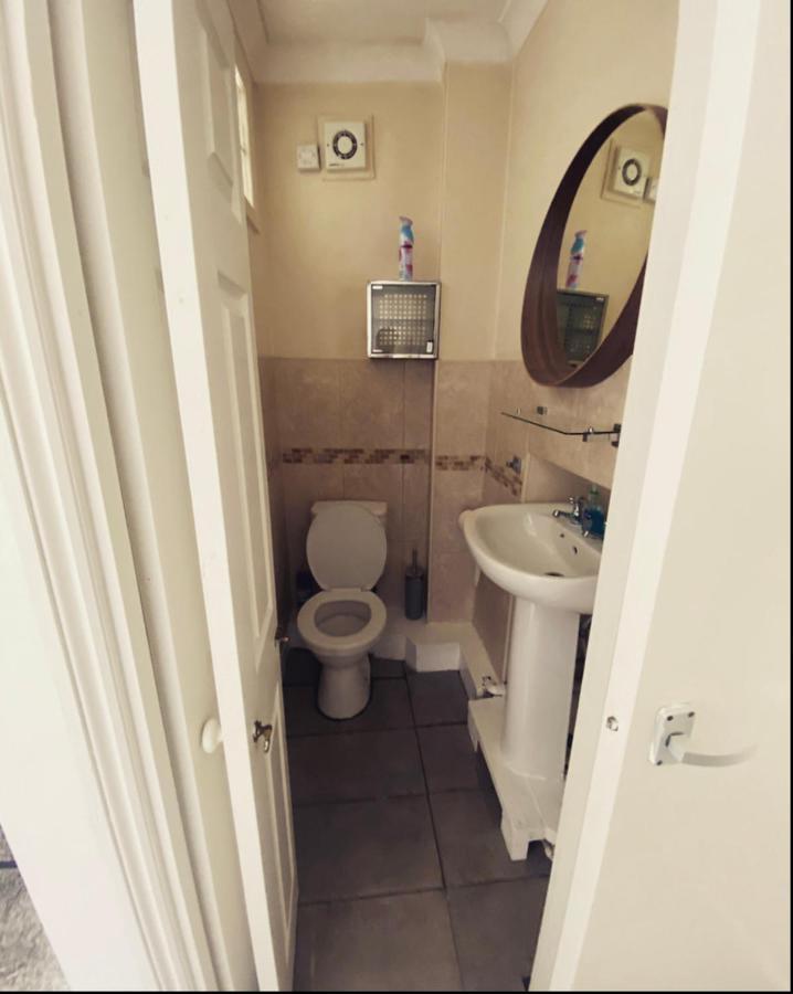 Complete 1 Bedroom Apartment With Wi-Fi, Kitchen, Tv In Heart Of Chiswick, London Eksteriør billede