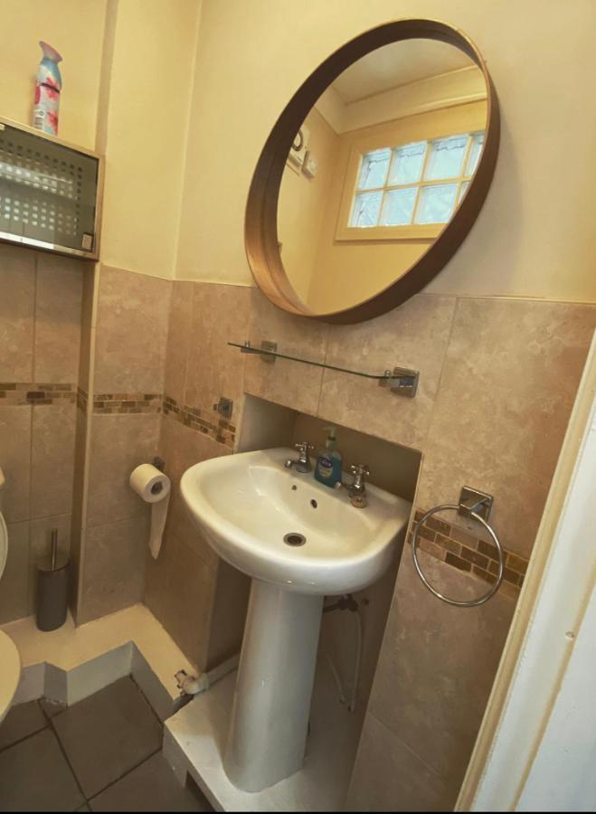 Complete 1 Bedroom Apartment With Wi-Fi, Kitchen, Tv In Heart Of Chiswick, London Eksteriør billede