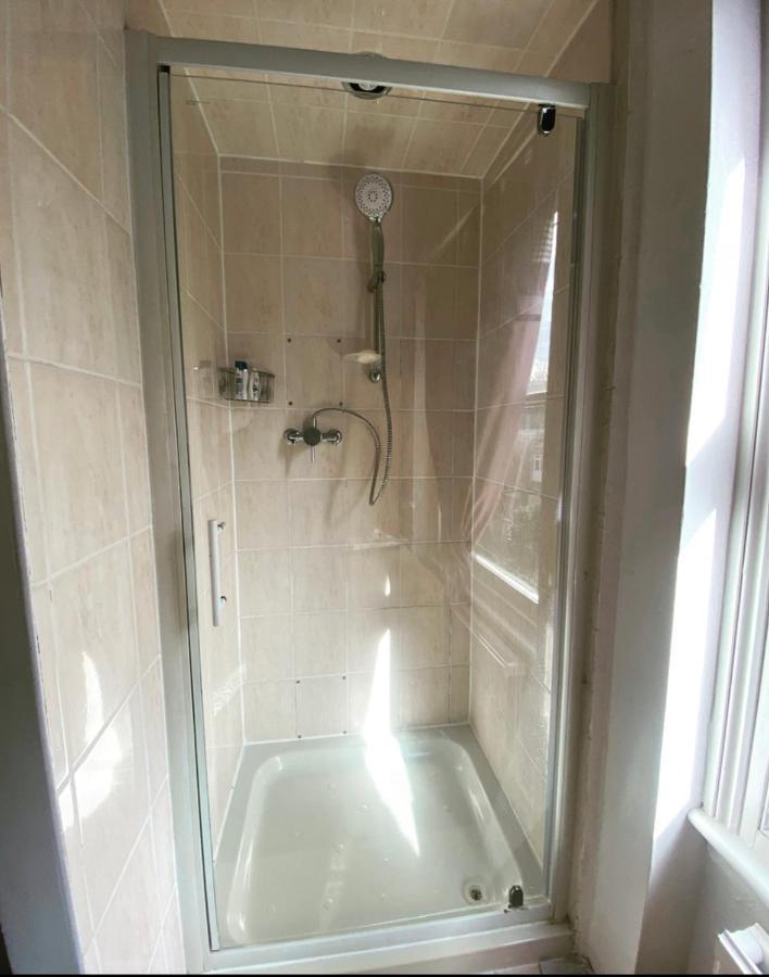 Complete 1 Bedroom Apartment With Wi-Fi, Kitchen, Tv In Heart Of Chiswick, London Eksteriør billede
