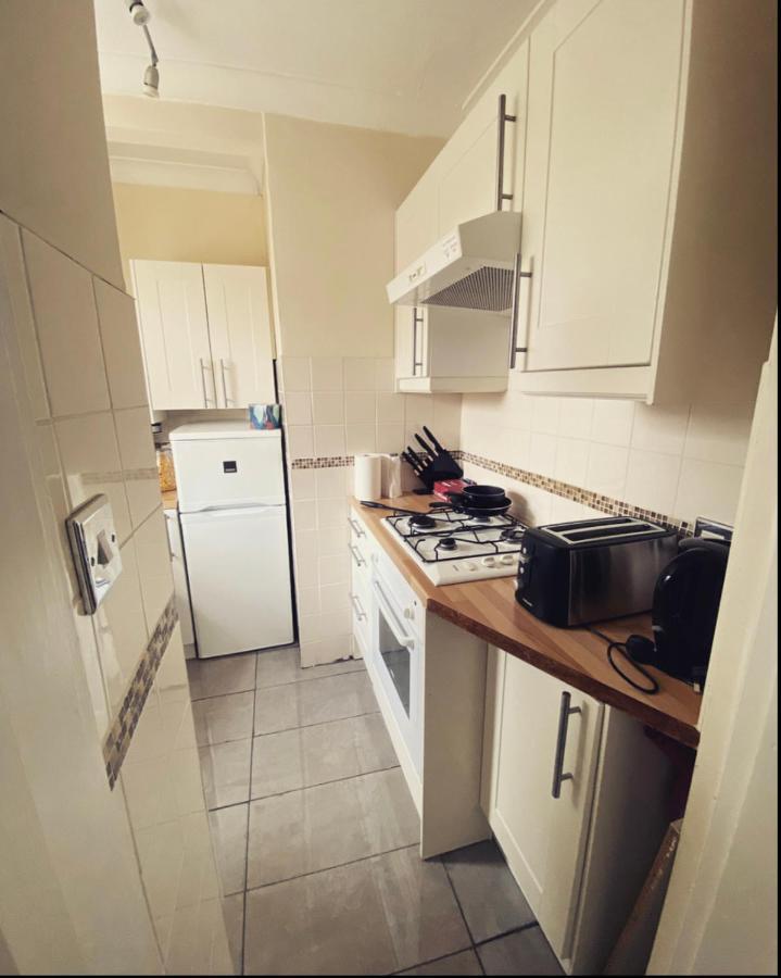 Complete 1 Bedroom Apartment With Wi-Fi, Kitchen, Tv In Heart Of Chiswick, London Eksteriør billede