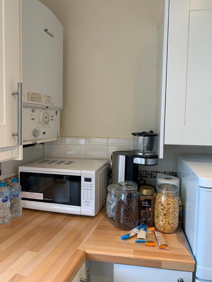 Complete 1 Bedroom Apartment With Wi-Fi, Kitchen, Tv In Heart Of Chiswick, London Eksteriør billede